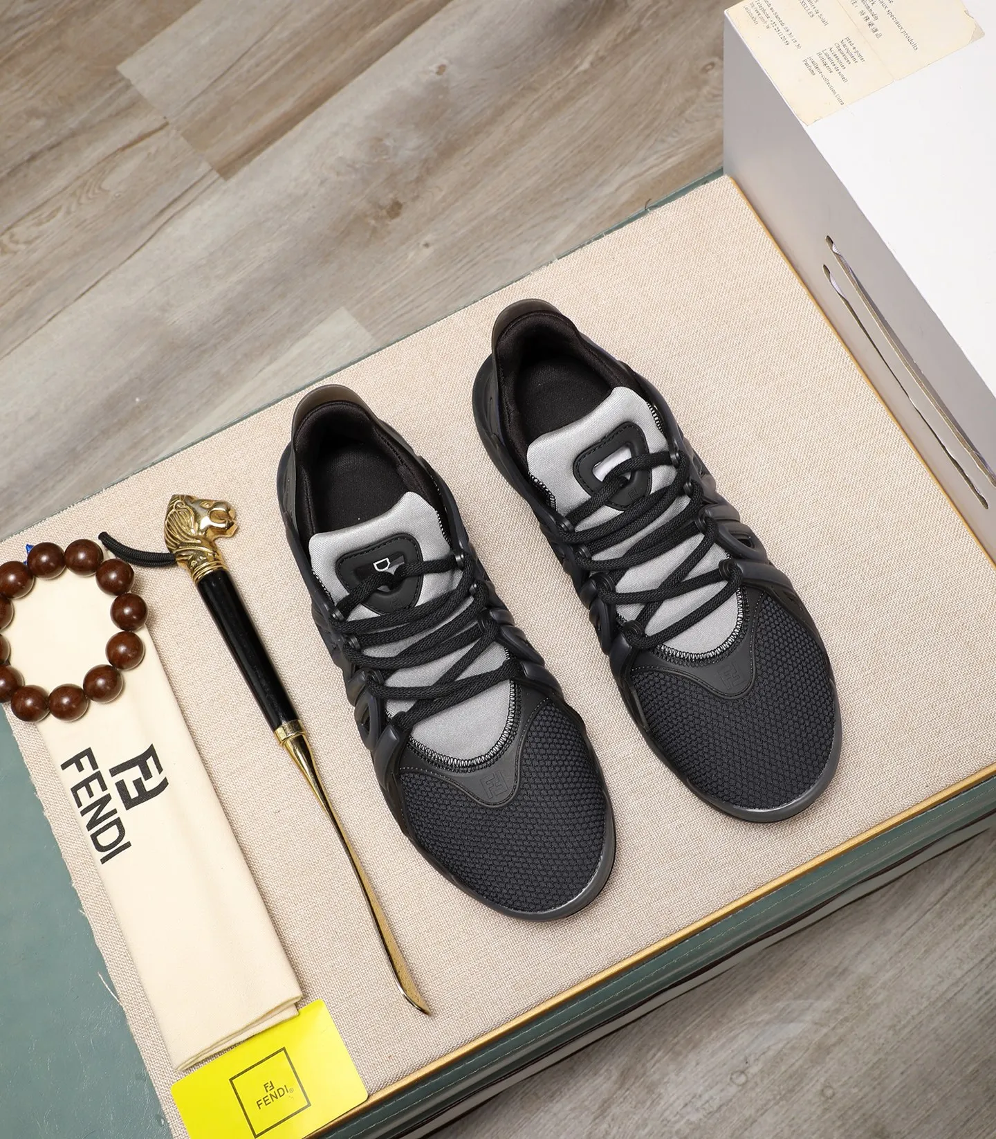 Men's Men's Shoes 💰800 Fendi Fendi's latest Tag series of men's casual mesh sports running shoes, originally purchased and developed, this Tag sneaker is a one-leg sneaker, made of black high-tech mesh material with gray neoprene details. Oversized FENDI lettering on the side and translucent rubber details. Light and flexible rubber running shoe soles, beautifully packaged at the delivery counter, customized breathable lining, original molded foam rubber outsole, sole thickness: 3.5CM! Size: 40-44 (customized at 39.45.46)